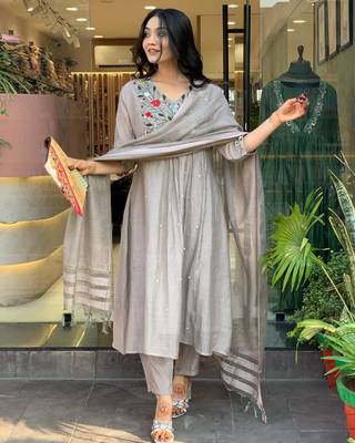 Grey viscose embroidered kurta set 2