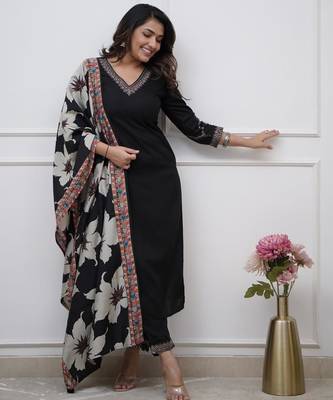 Black silk blend embroidered kurta set 2
