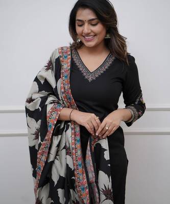 Black silk blend embroidered kurta set 4