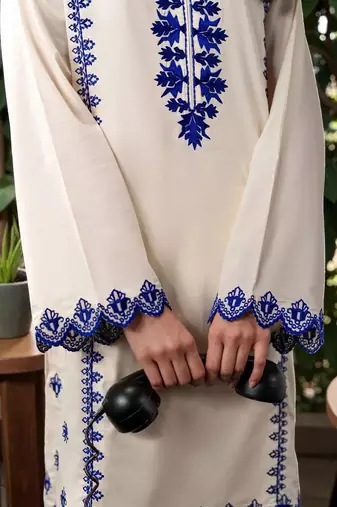 Women Ethnic Motifs Embroidered Regular Thread Work Chanderi Silk Kurta with Trousers