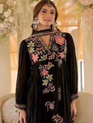 Women Floral Embroidered Regular Thread Work Kurta with Trousers & With Dupatta 2