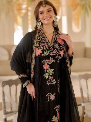 Women Floral Embroidered Regular Thread Work Kurta with Trousers & With Dupatta 6