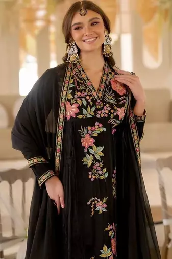 Women Floral Embroidered Regular Thread Work Kurta with Trousers & With Dupatta