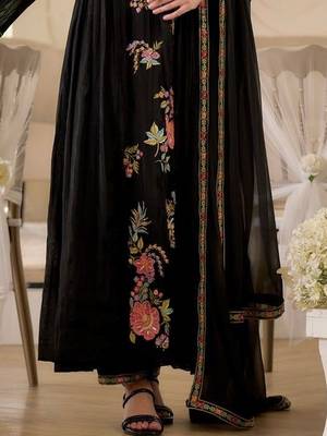 Women Floral Embroidered Regular Thread Work Kurta with Trousers & With Dupatta 7