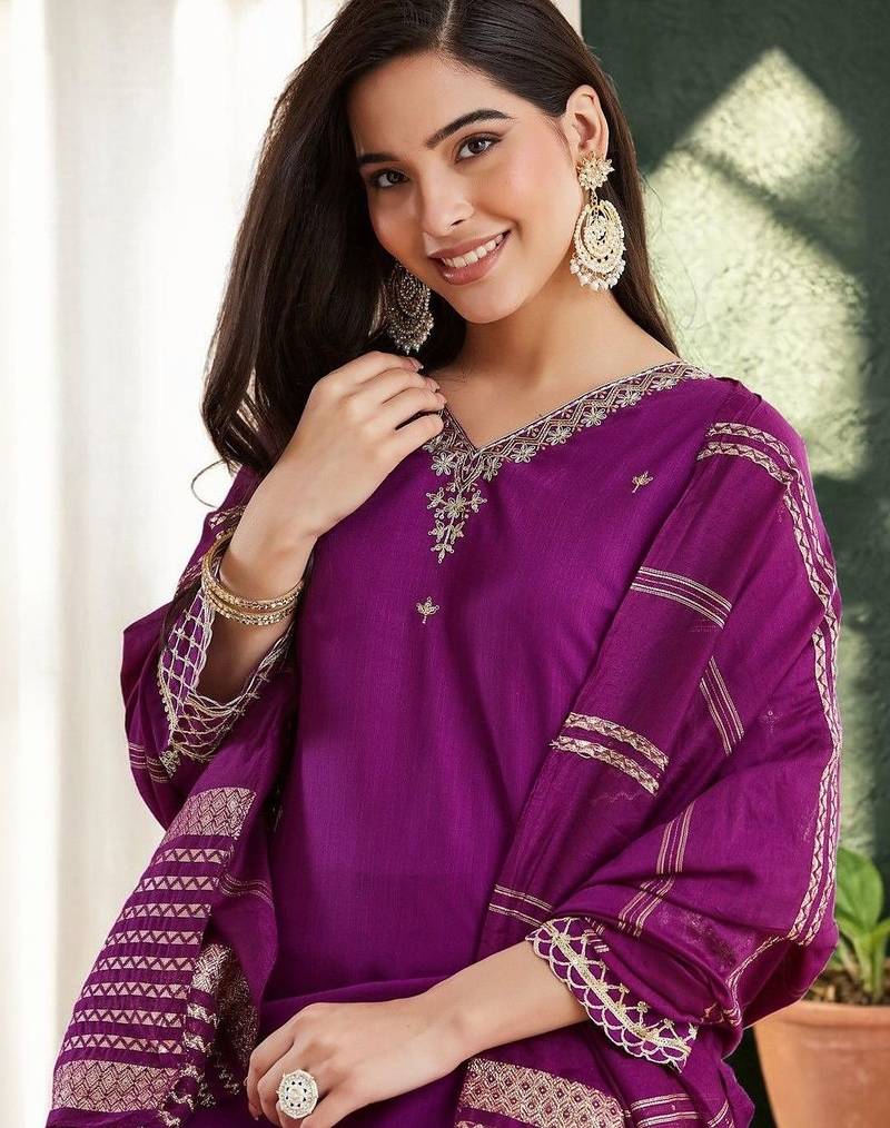 Ethnic Motifs Embroidered Regular Thread Work Kurta with Trousers & With Dupatta