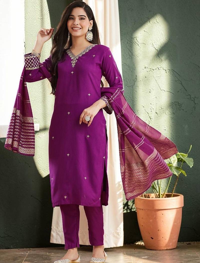 Ethnic Motifs Embroidered Regular Thread Work Kurta with Trousers & With Dupatta