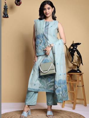 Women Floral Printed Regular Kurta with Trousers & With Dupatta 1