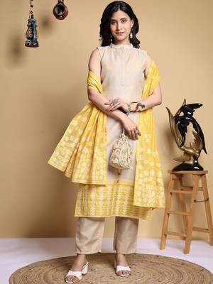 Women Floral Printed Regular Kurta with Trousers & With Dupatta 1