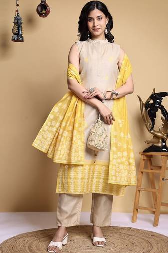 Women Floral Printed Regular Kurta with Trousers & With Dupatta
