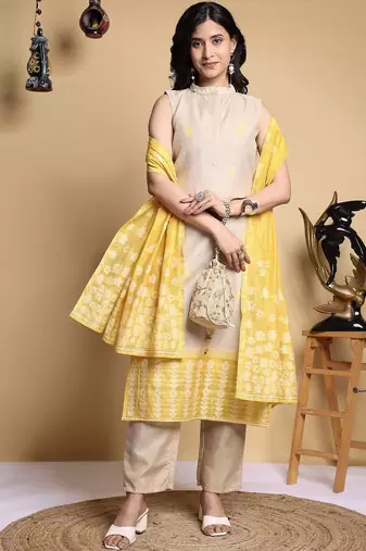 Women Floral Printed Regular Kurta with Trousers & With Dupatta