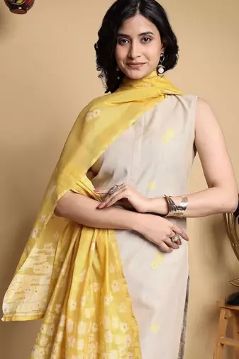 Women Floral Printed Regular Kurta with Trousers & With Dupatta