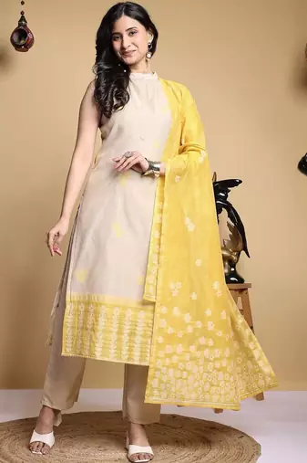 Women Floral Printed Regular Kurta with Trousers & With Dupatta