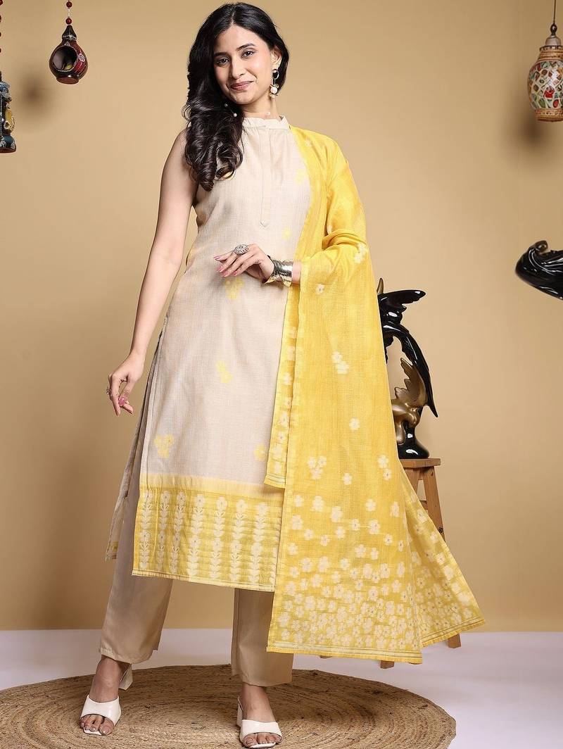 Women Floral Printed Regular Kurta with Trousers & With Dupatta