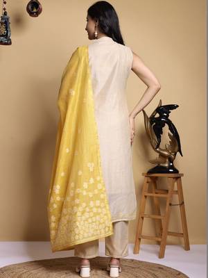 Women Floral Printed Regular Kurta with Trousers & With Dupatta 5
