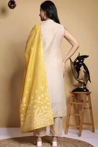 Women Floral Printed Regular Kurta with Trousers & With Dupatta
