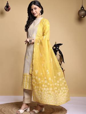 Women Floral Printed Regular Kurta with Trousers & With Dupatta 6