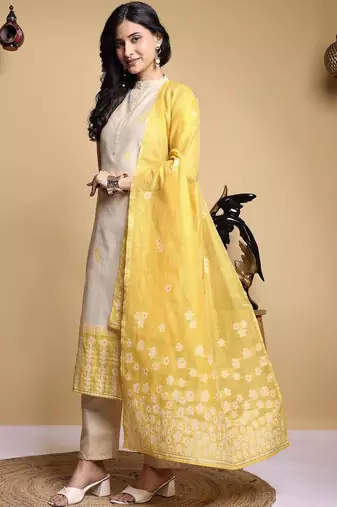 Women Floral Printed Regular Kurta with Trousers & With Dupatta