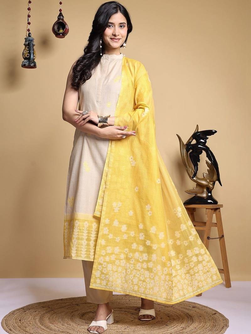 Women Floral Printed Regular Kurta with Trousers & With Dupatta