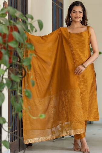 Women Ethnic Motifs Printed Regular Kurta with Trousers & With Dupatta