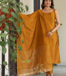 Women Ethnic Motifs Printed Regular Kurta with Trousers & With Dupatta