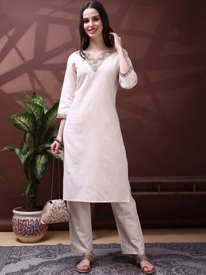 Women Ethnic Motifs Embroidered Thread Work Kurta With Trousers 1