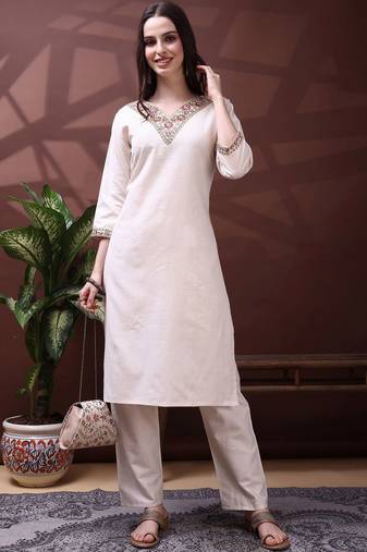 Women Ethnic Motifs Embroidered Thread Work Kurta With Trousers