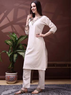 Women Ethnic Motifs Embroidered Thread Work Kurta With Trousers 3