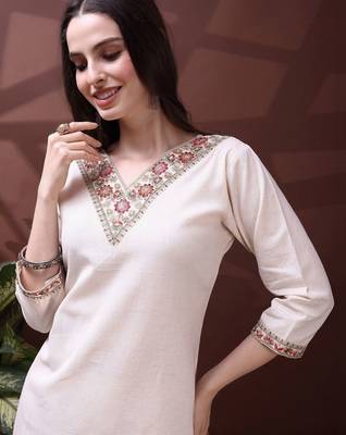 Women Ethnic Motifs Embroidered Thread Work Kurta With Trousers 5