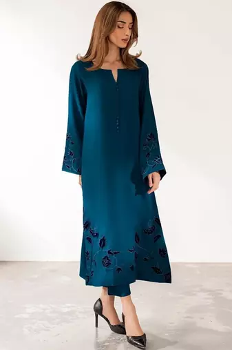 Women Floral Embroidered Regular Patchwork Chanderi Silk Kurta with Trousers & With Dupatta