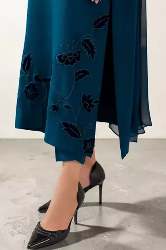 Women Floral Embroidered Regular Patchwork Chanderi Silk Kurta with Trousers & With Dupatta
