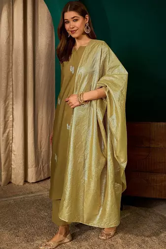 Women Floral Embroidered Regular Thread Work Kurta with Trousers & With Dupatta
