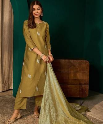 Women Floral Embroidered Regular Thread Work Kurta with Trousers & With Dupatta 5