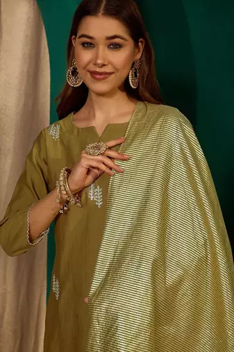 Women Floral Embroidered Regular Thread Work Kurta with Trousers & With Dupatta