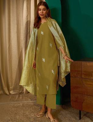 Women Floral Embroidered Regular Thread Work Kurta with Trousers & With Dupatta 7