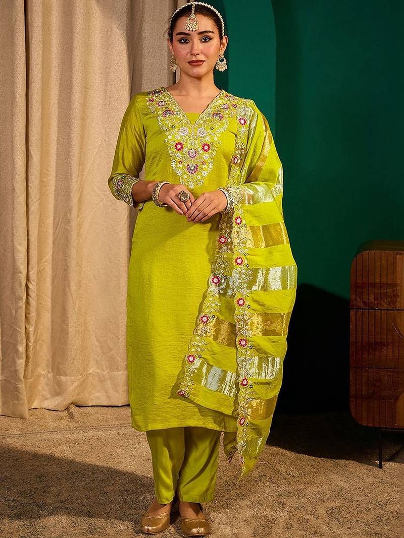 Women Floral Embroidered Regular Thread Work Kurta with Trousers & With Dupatta