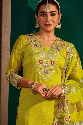Women Floral Embroidered Regular Thread Work Kurta with Trousers & With Dupatta