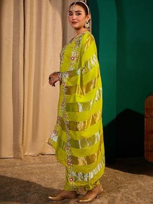 Women Floral Embroidered Regular Thread Work Kurta with Trousers & With Dupatta 3