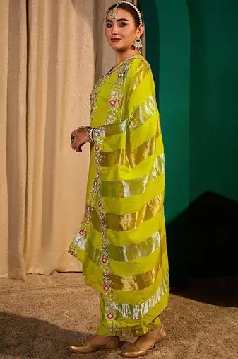 Women Floral Embroidered Regular Thread Work Kurta with Trousers & With Dupatta