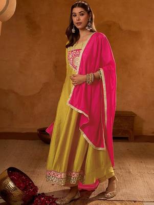 Women Embroidered Regular Thread Work Kurta with Trousers & With Dupatta 3