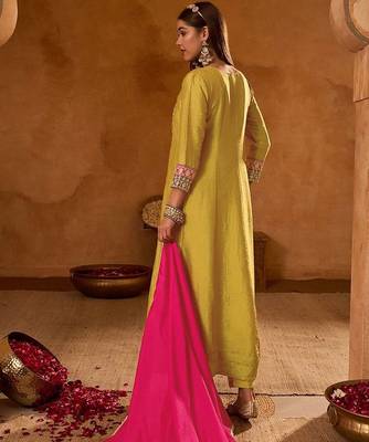 Women Embroidered Regular Thread Work Kurta with Trousers & With Dupatta 4