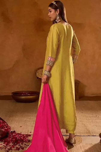 Women Embroidered Regular Thread Work Kurta with Trousers & With Dupatta