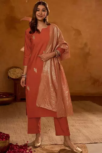 Women Floral Embroidered Regular Thread Work Kurta with Trousers & With Dupatta