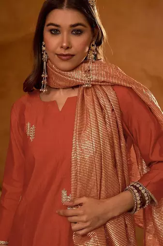 Women Floral Embroidered Regular Thread Work Kurta with Trousers & With Dupatta