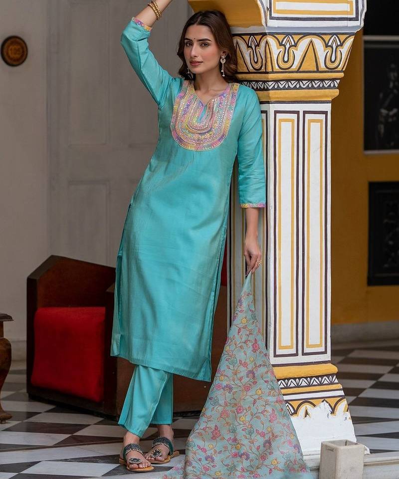 Women Ethnic Motifs Embroidered Regular Kurta with Trousers & With Dupatta