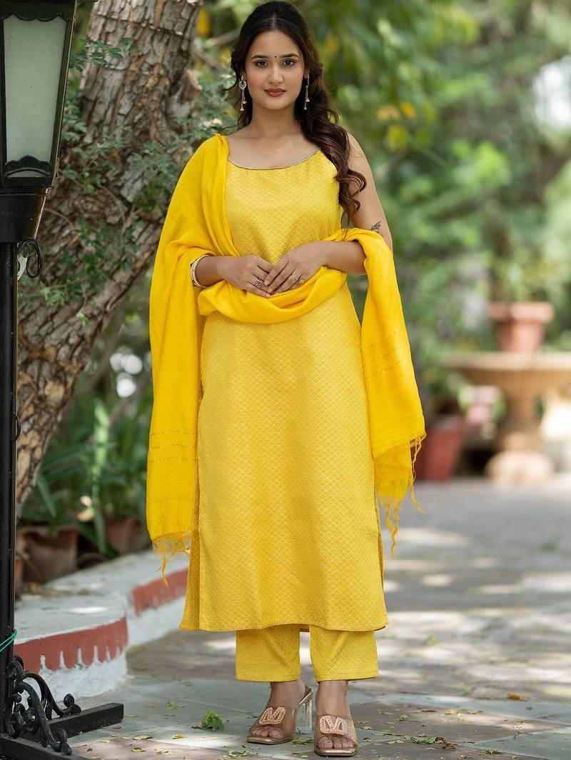 Women Printed Regular Kurta with Trousers & With Dupatta