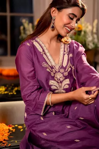 Women Ethnic Motifs Embroidered Regular Thread Work Chanderi Silk Kurta with Trousers & With Dupatta