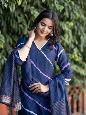 Women Dyed Regular Pure Silk Kurta with Trousers & With Dupatta 2
