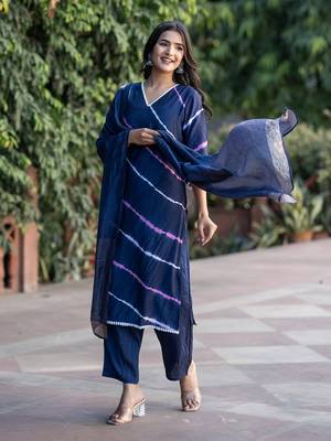Women Dyed Regular Pure Silk Kurta with Trousers & With Dupatta 3