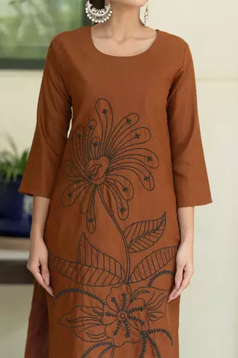 Women Floral Embroidered Regular Thread Work Pure Cotton Kurta with Trousers