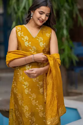 Women Floral Regular Pure Silk Kurta with Palazzos & With Dupatta